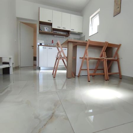 Apartment With Terrace And Garden Pirovac Zewnętrze zdjęcie