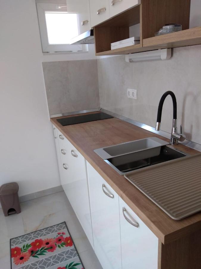 Apartment With Terrace And Garden Pirovac Zewnętrze zdjęcie