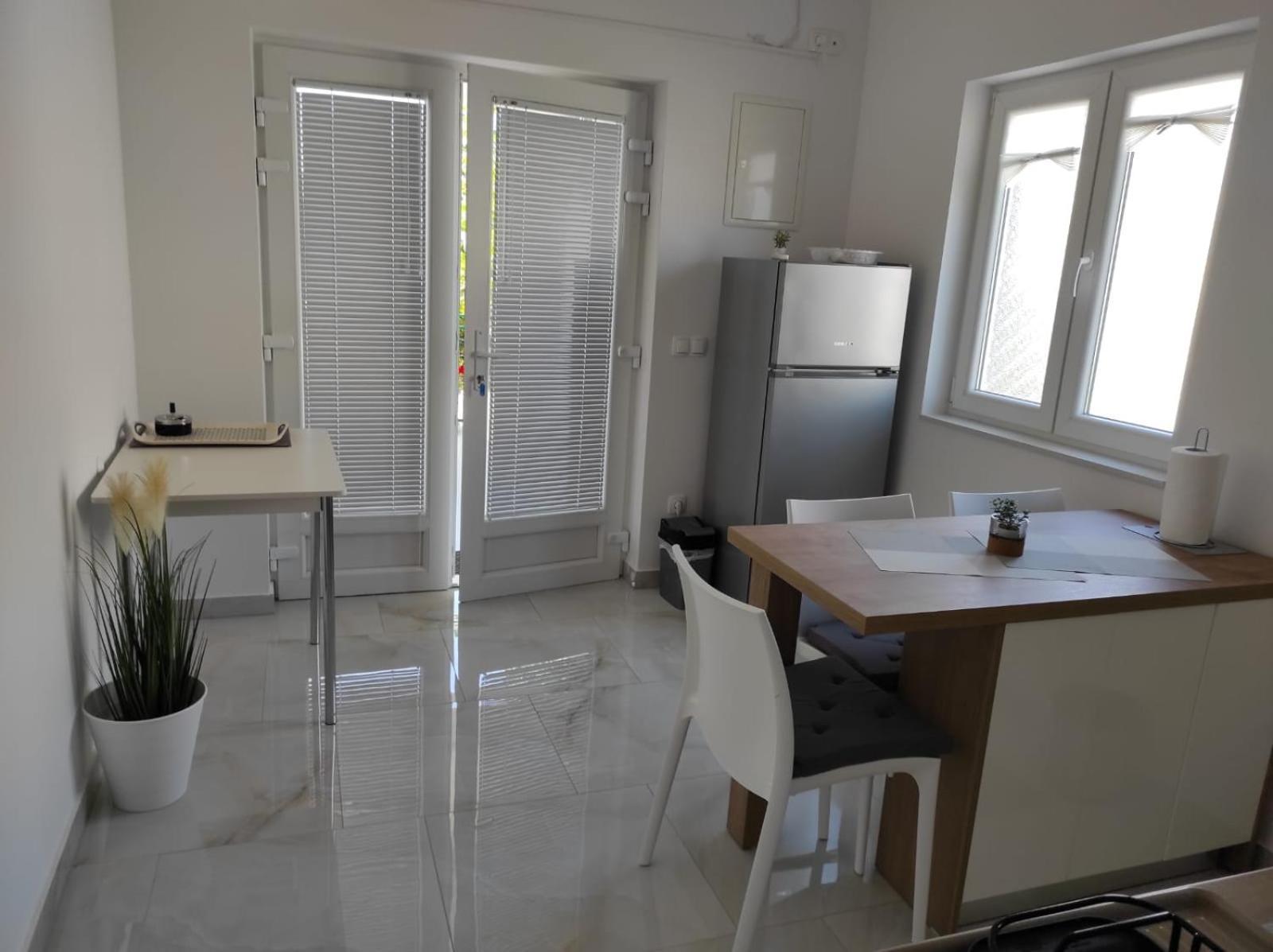 Apartment With Terrace And Garden Pirovac Zewnętrze zdjęcie
