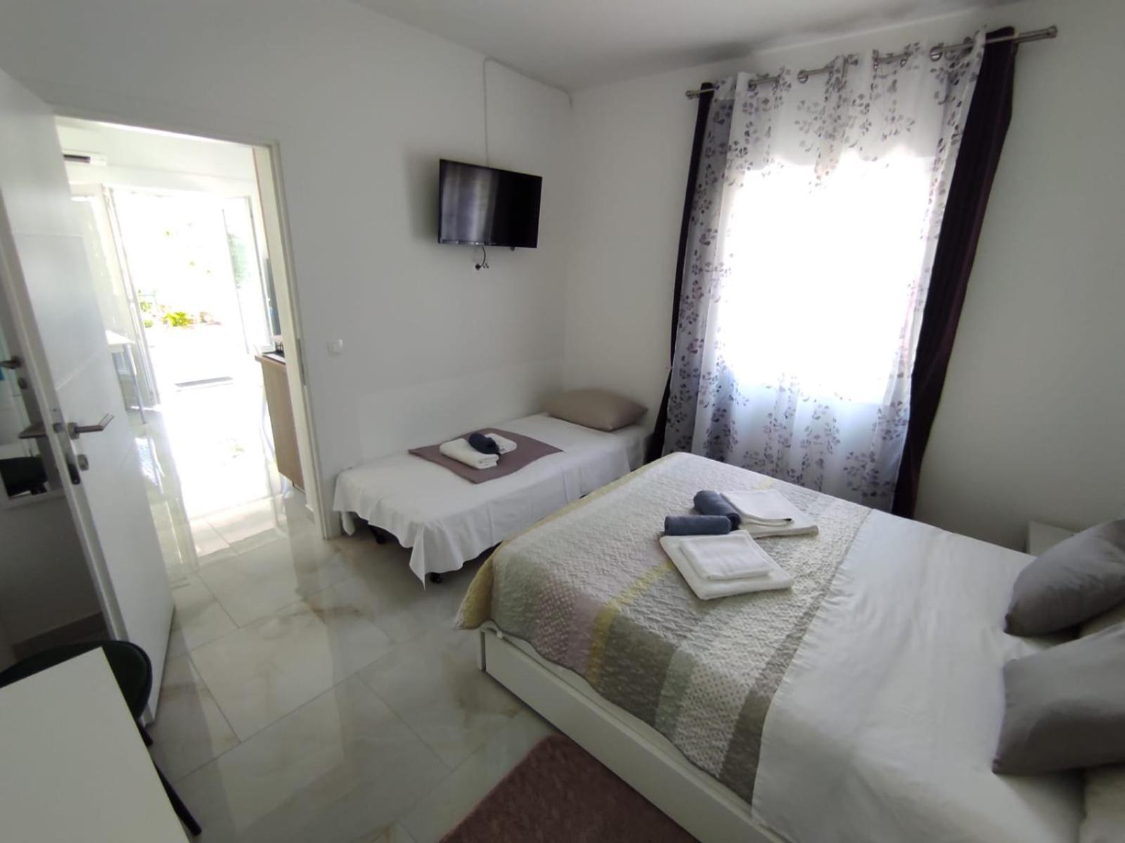Apartment With Terrace And Garden Pirovac Zewnętrze zdjęcie